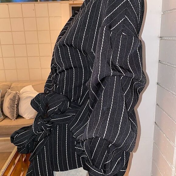 *NWOT stunning Black wrap top w/ fancy balloon sleeves. Perfect LBT versa… - Picture 7 of 9